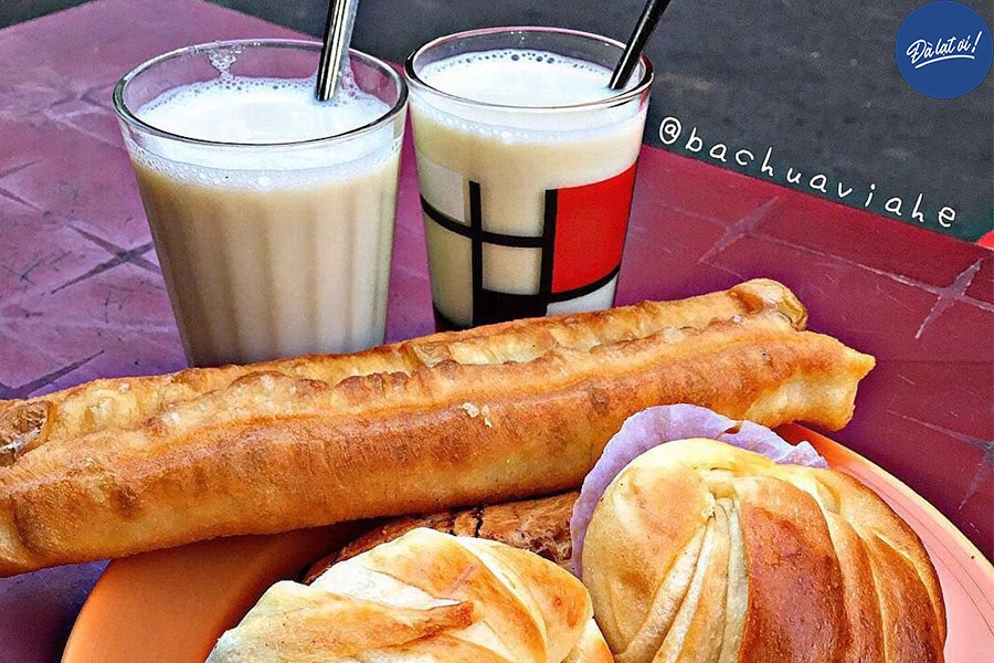 Sữa đậu nóng và bánh ngọt