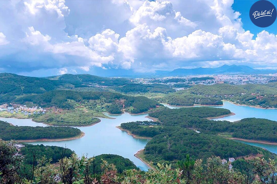 Đỉnh Pinhatt cách trung tâm chỉ 20 phút di chuyển