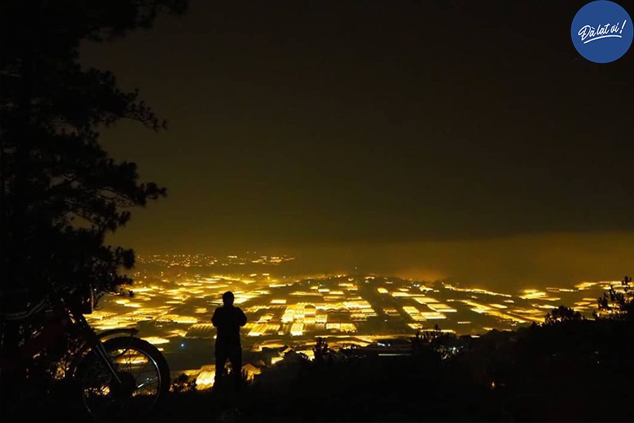 Hòn Bồ tọa lạc không quá xa trung tâm thành phố