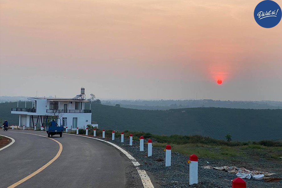 Con đường thoáng đãng, view ngắm cảnh khá đẹp