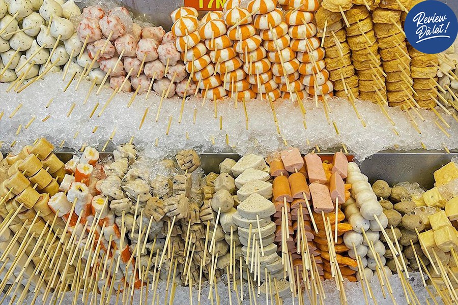 Những xiên topping đa dạng, thơm ngon
