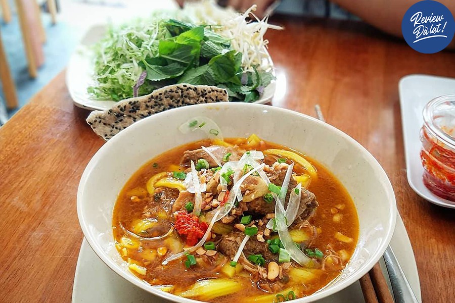Nước dùng sóng sánh vàng, sợi mì vàng tươi