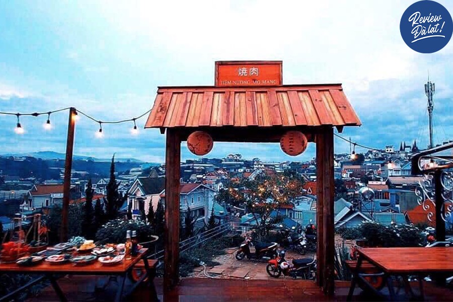 Quán nằm không quá xa trung tâm