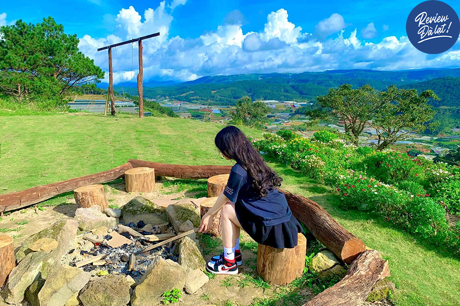 Từ 17h quán sẽ nhóm lửa và nướng khoai miễn phí cho thực khách ghé Thung lũng khói xanh Đà Lạt