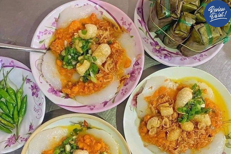 Topping là da heo giòn, tôm và thịt xay đậm đà. Thêm chút hành phi, ớt tươi cay xè quyện cùng giò cây nóng hổi. Một người ăn một đĩa là no nê.