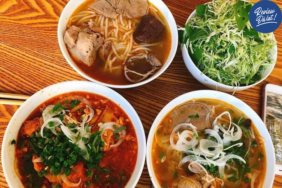 Bún bò ăn cùng rau xà lách, rau thơm, tía tô, hành tây,... thái sợi nhỏ