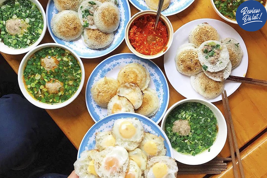 Nước chấm đậm đà, bánh căn trong mềm ngoài giòn quyện cùng vị xíu mại béo thơm. Đây là món ăn được nhiều thực khách mê mẩn.