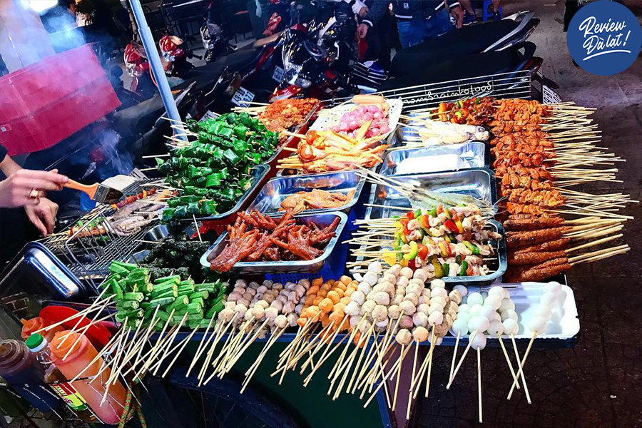 Chợ có nhiều món ăn, đồ nướng đa dạng