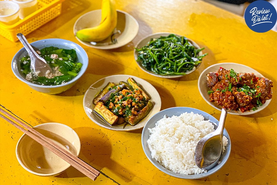 Tiệm cơm Hồi Nớ