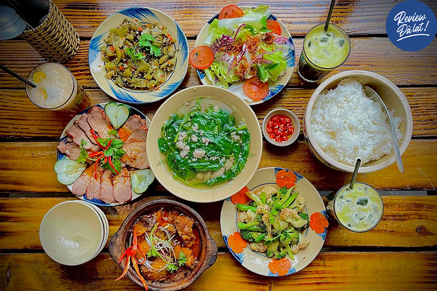 Tiệm cơm Hồi Nớ