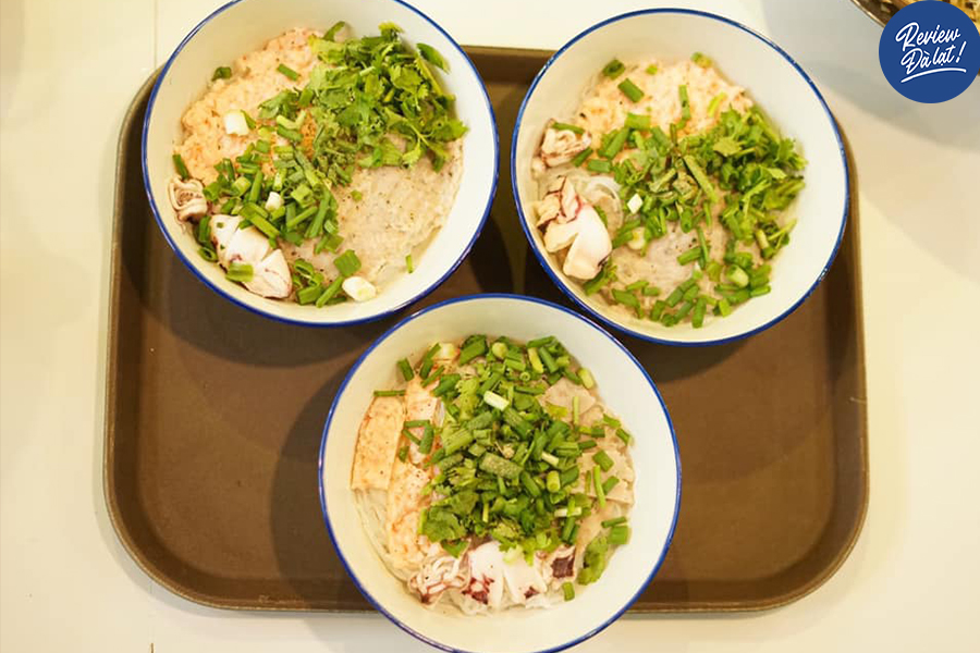 Tô bún quậy full topping